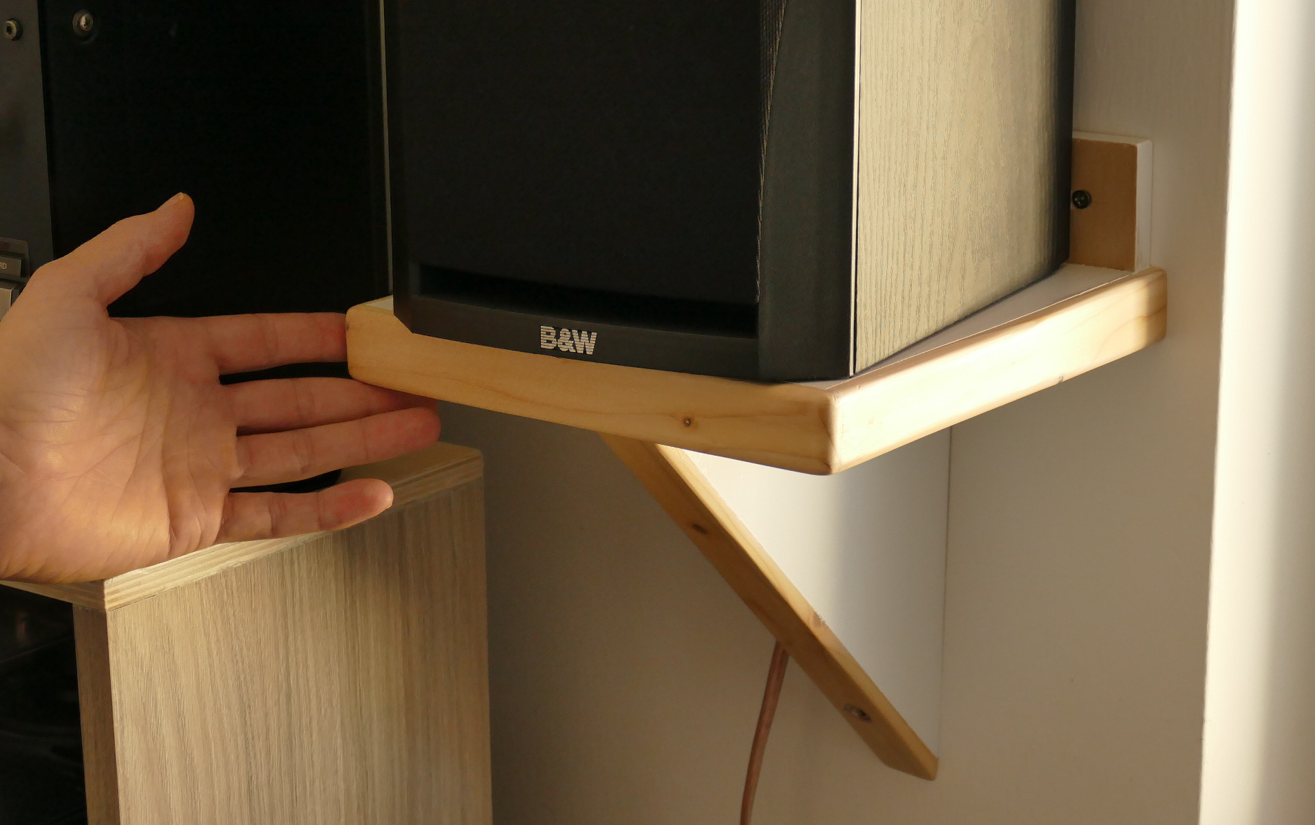 small wall shelves for speakers